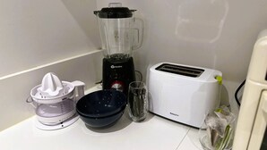A kitchen counter with a blender, a juicer, a toaster, and a glass. - Studio Tourny, 2 pers, centre Bordeaux (BORDEAUX)