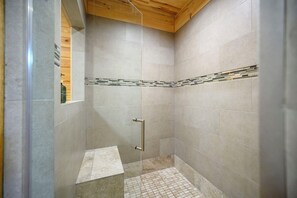 Tina de hidromasaje, amenidades de baño ecológicas, secadora de cabello 