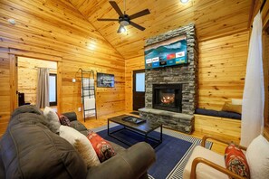 Smart TV, fireplace - 10% Off Member Deal•Walk2Town•Private Creek•Hot Tub•Deck•Fireplaces•King Bed (Broken Bow)