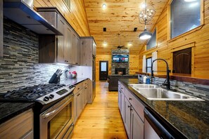 Fridge, microwave, oven, stovetop - 10% Off Member Deal•Walk2Town•Private Creek•Hot Tub•Deck•Fireplaces•King Bed (Broken Bow)