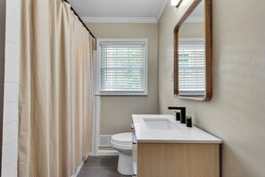 Secadora de cabello, toallas, shampoo, papel de baño 