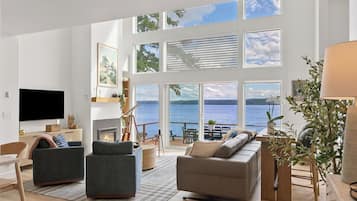 Smart TV, fireplace, books, offices