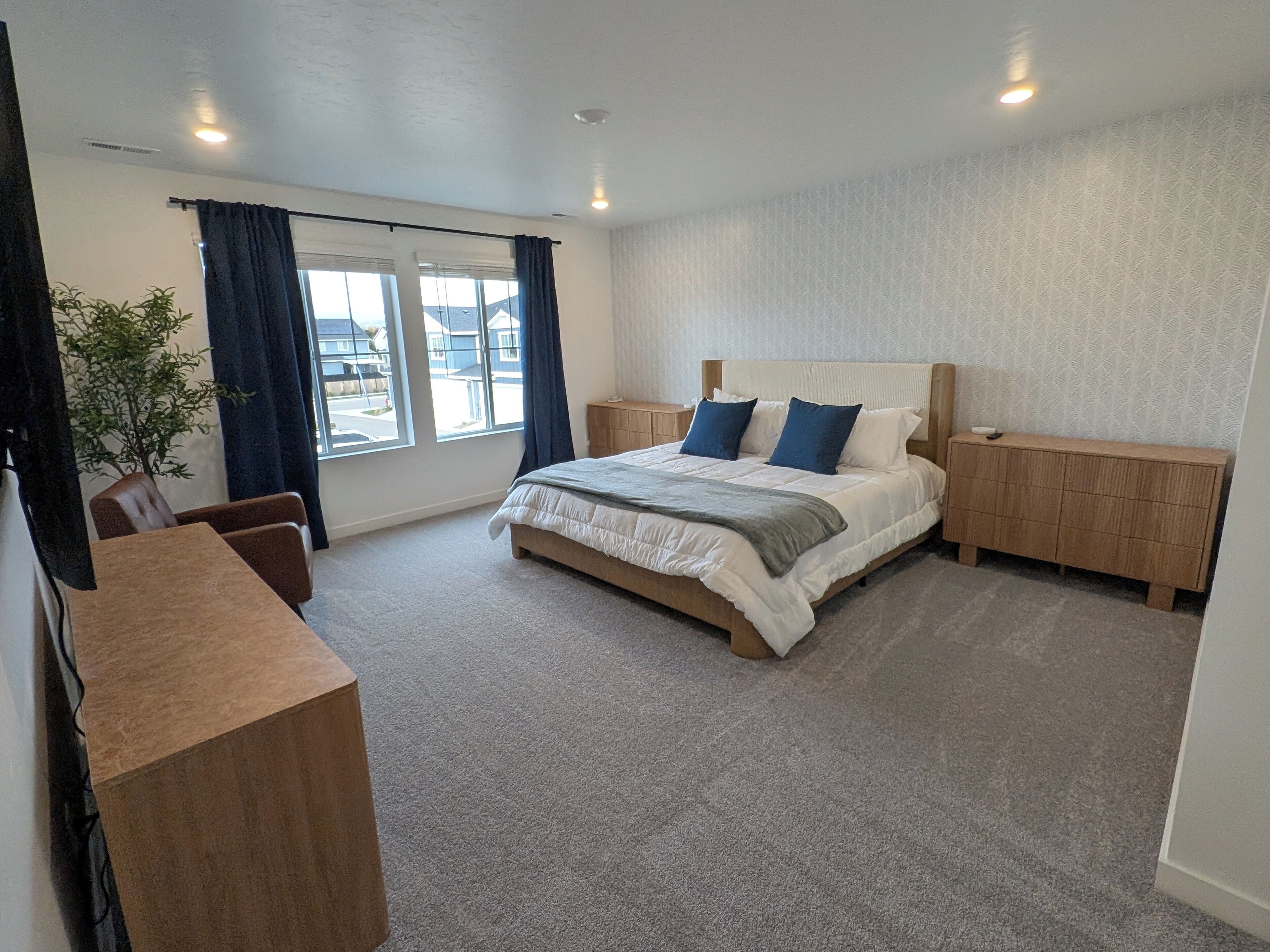 3 habitaciones, tabla de planchar con plancha y cuna de viaje 