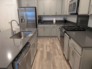 Microondas, horno, parrilla de estufa y lavavajillas 