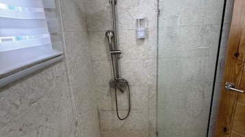 Douche, sĂšche-cheveux, serviettes fournies, savon