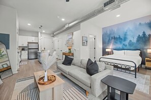 Iron/ironing board, bed sheets - Seasonal Discount 1 BR , FREE Parking , Near AAC , Design District (Dallas)