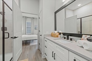 Hair dryer, towels, soap, toilet paper - Seasonal Discount 1 BR , FREE Parking , Near AAC , Design District (Dallas)