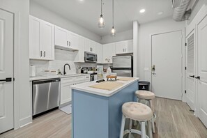 Microwave, oven, stovetop, dishwasher - Seasonal Discount 1 BR , FREE Parking , Near AAC , Design District (Dallas)