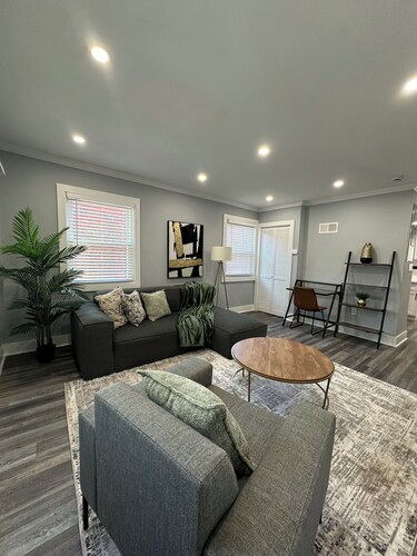 Luxury Duplex Apartment with AC in vibrant Washington