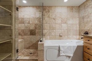 Douche, baignoire à jets, sèche-cheveux, serviettes fournies