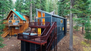 A cabin with a balcony, a staircase, and a deck. - Hot Tub, Sauna & Forest Views in Tahoe Donner Cedar Summit by Avantstay (Truckee)