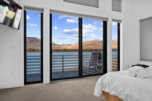 Iron/ironing board, travel cot, free WiFi, bed sheets