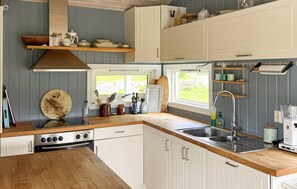 Fridge, oven, stovetop, dishwasher - Cozy home in Førde i Hordaland (Førde i Hordaland)