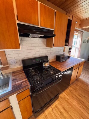 Køleskab, mikrobølgeovn, ovn, kogeplade