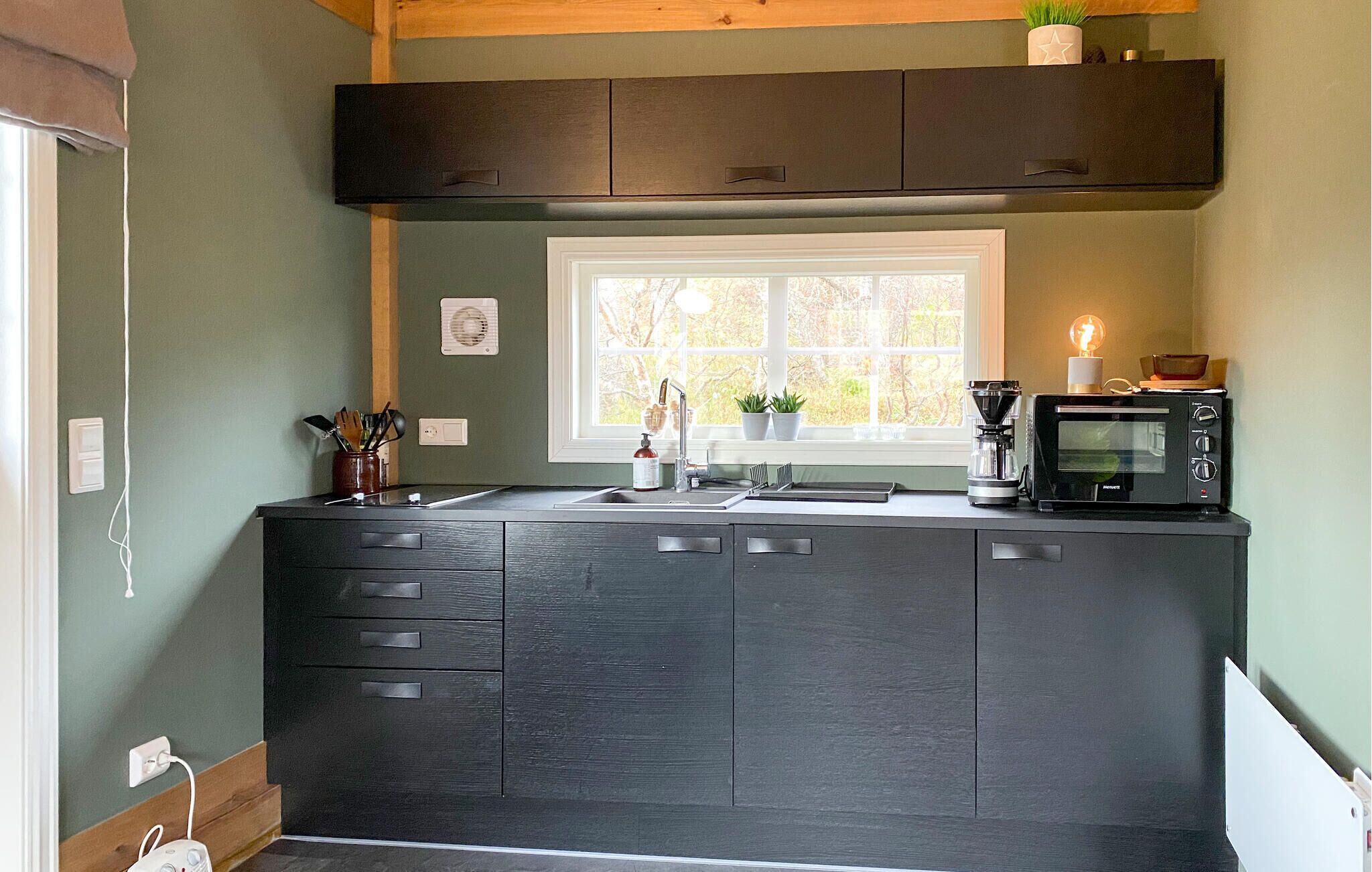 Refrigerador, parrilla de estufa y cafetera y tetera 