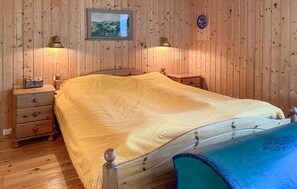 4 bedrooms, travel crib, free WiFi - Beautiful home in Vistdal with WiFi (Vistdal)