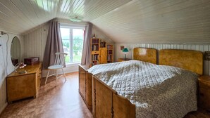 4 bedrooms, travel crib, WiFi (free)