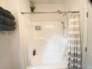 Hair dryer, towels, soap, shampoo - High End Downtown 2-Bed Loft, Pet & Child Friendly (Roanoke)