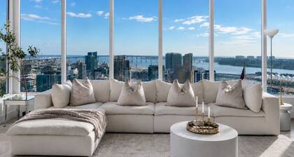 High-Rise Downtown Condo w/ Water, Petco Park & Coronado Bridge Views