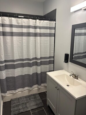 タオル、トイレットペーパー