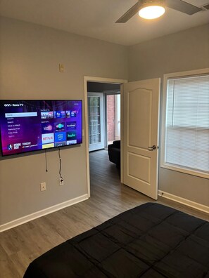 Tabla de planchar con plancha, wifi, ropa de cama