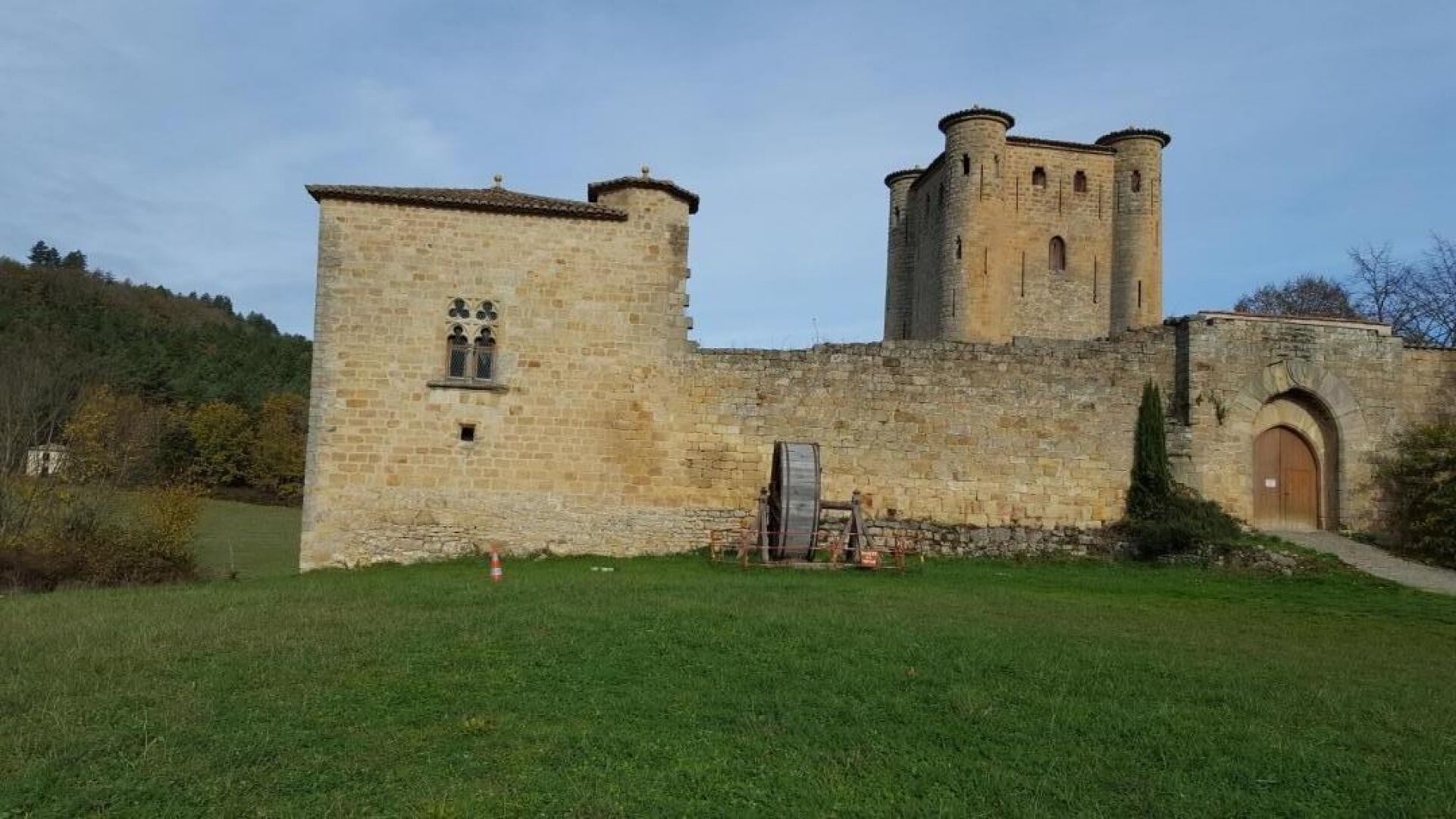 Un bâtiment historique en pierre, doté d’une tour centrale et d’une tour plus petite sur la droite.