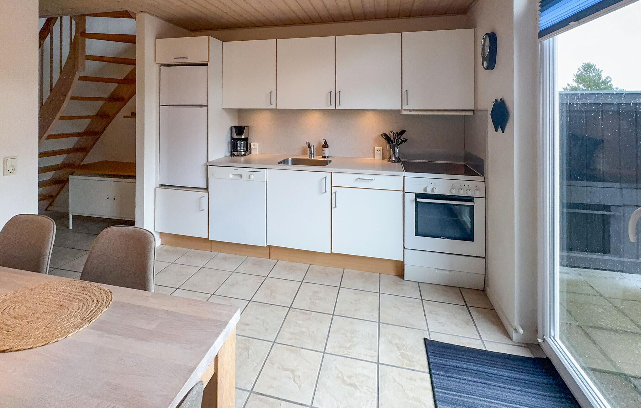 Een koelkast, een oven, een kookplaat, een vaatwasser