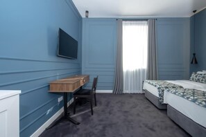 A bedroom with a bed, a desk, and a chair. - Hotel Twenties Tbilisi - Stay & Dine (Tbilisi)