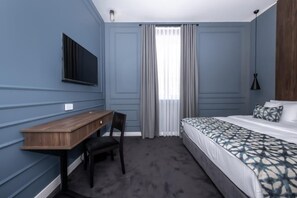 A bedroom with a bed, a desk, and a chair. - Hotel Twenties Tbilisi - Stay & Dine (Tbilisi)