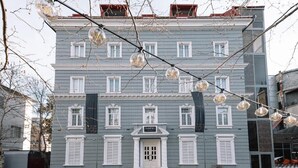 A multi-story building with a central entrance and a sign above the door. - Hotel Twenties Tbilisi - Stay & Dine (Tbilisi)