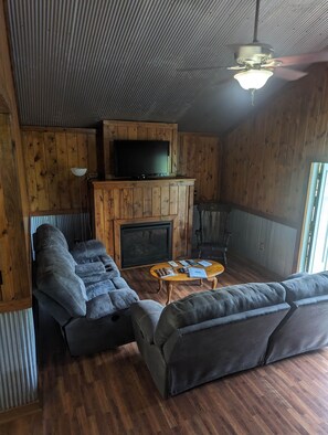 Fireplace, DVD player - Homestead Cabin at Gap Creek Cabins (Scott County)