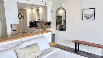 Iron/ironing board, WiFi, bed sheets