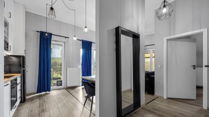 Een modern interieur met een keuken, eethoek en een grote spiegel.