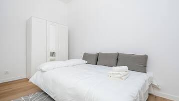 Tabla de planchar con plancha, wifi, ropa de cama