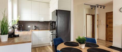 Een koelkast, een microgolfoven, een oven, een kookplaat