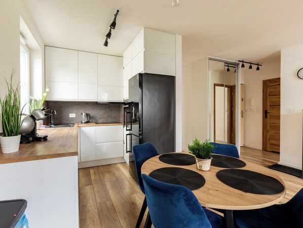 ثلاجة، ميكروويف، فرن، موقد طهي مسطح