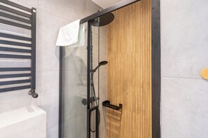 Shower, hair dryer, towels - Nikiszowiec Harmony Apartment (Katowice)