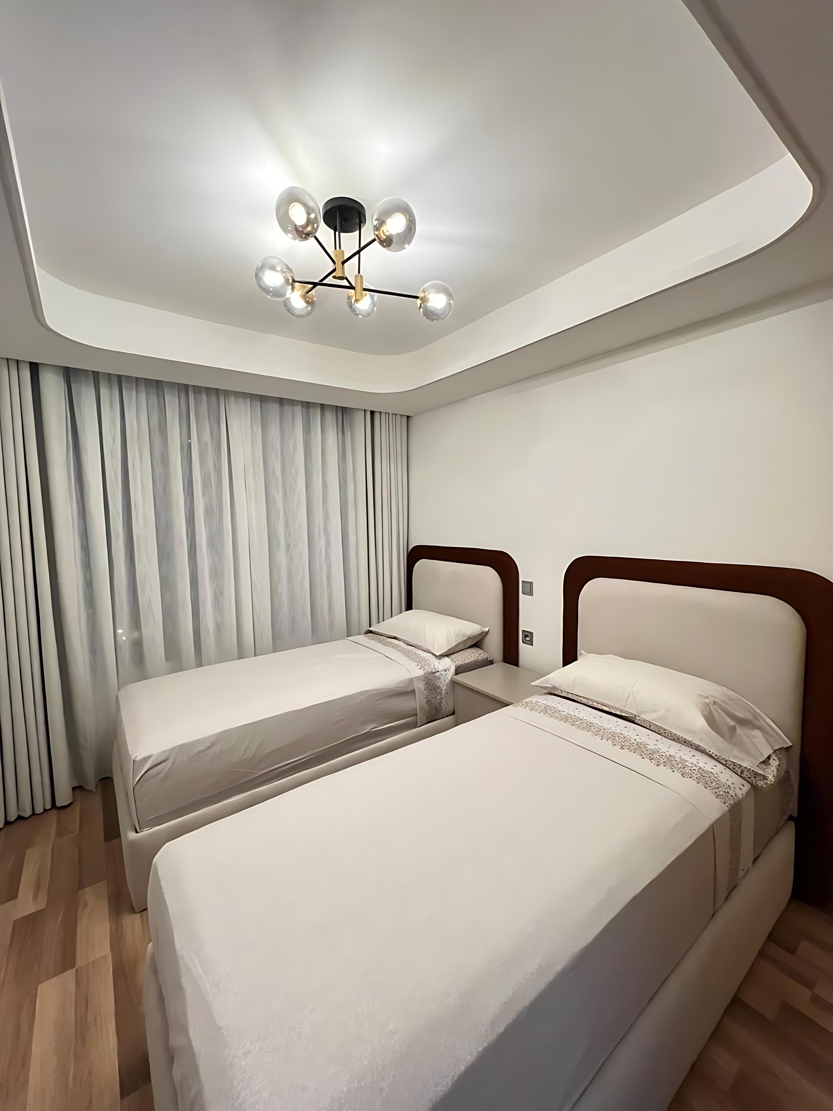 Tabla de planchar con plancha, wifi y ropa de cama 