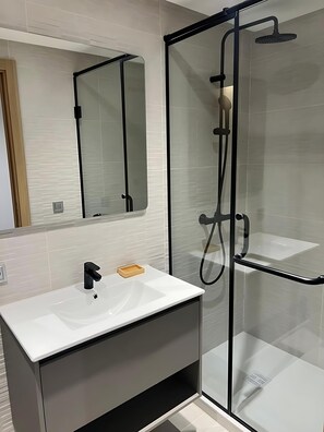 Regadera, toallas, papel de baño 