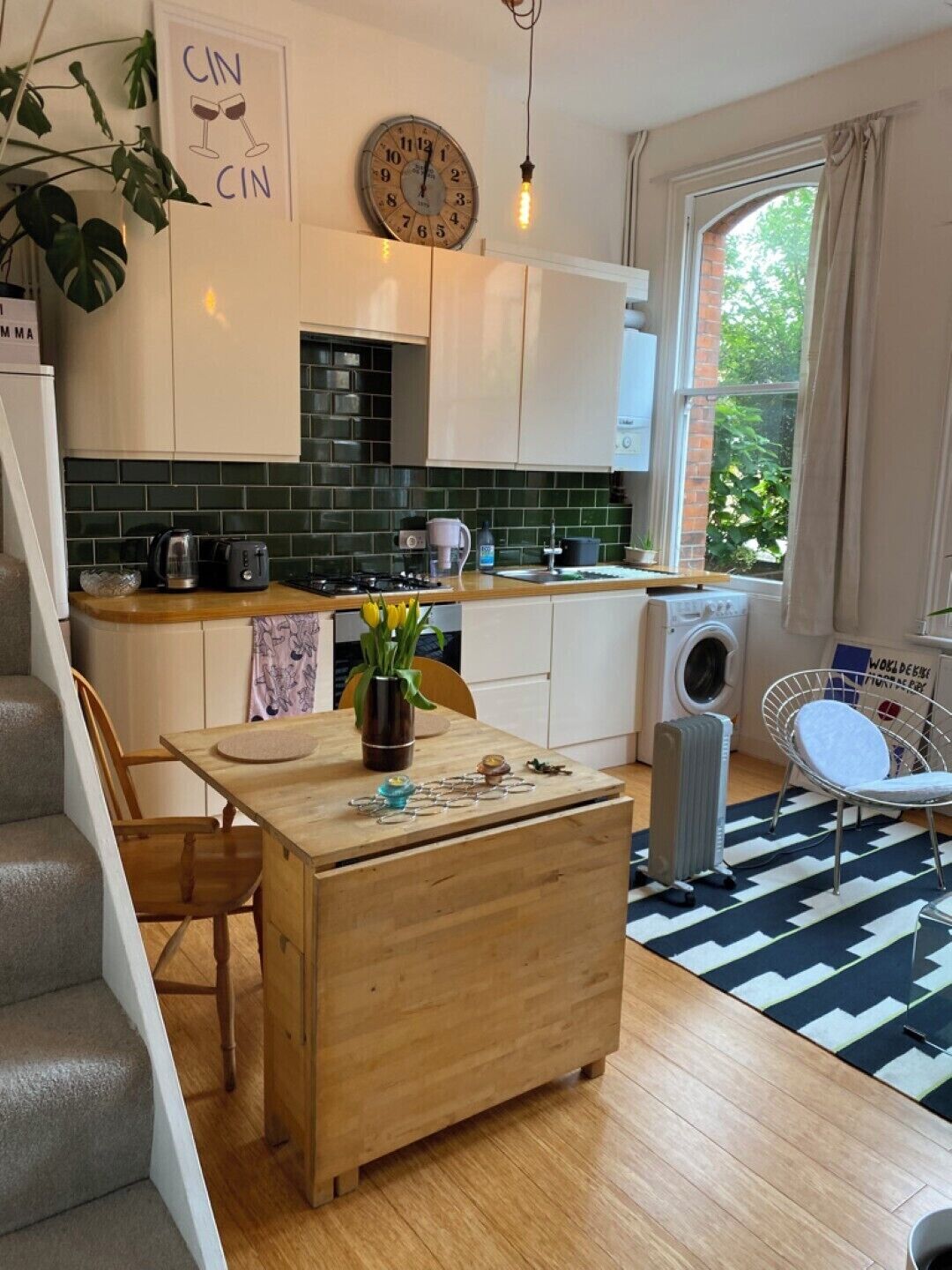 Fridge, oven, stovetop, electric kettle