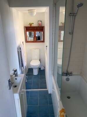 Towels, soap, shampoo, toilet paper - Artists' London Loft: 2 Bed, 25min from Central London (London)