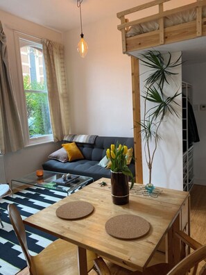 TV, video games, books - Artists' London Loft: 2 Bed, 25min from Central London (London)