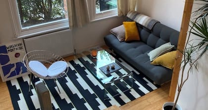 Artists' London Loft: 2 Bed, 25min from Central London