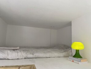 1 bedroom, iron/ironing board, bed sheets - Artists' London Loft: 2 Bed, 25min from Central London (London)