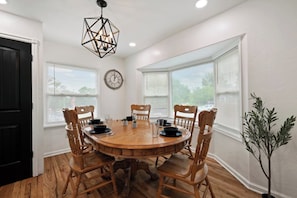 Dining - Family-Friendly Home • BBQ, Fire Pit & Kids' Games. (Ogden)