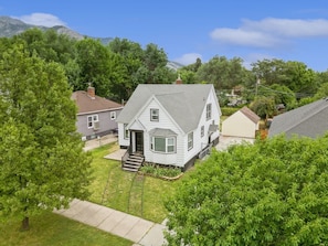 Exterior - Family-Friendly Home • BBQ, Fire Pit & Kids' Games. (Ogden)