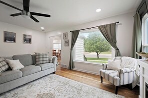 TV connectée, cheminée, baby-foot, livres