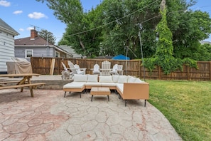 Outdoor dining - Family-Friendly Home • BBQ, Fire Pit & Kids' Games. (Ogden)