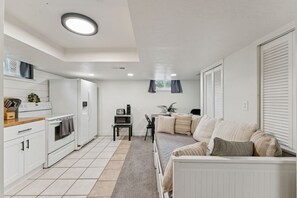 تلفزيون ذكي، مدفأة، كرة قدم الطاولة، كُتُب