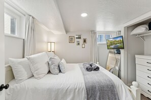 6 bedrooms, iron/ironing board, travel crib, free WiFi - Family-Friendly Home • BBQ, Fire Pit & Kids' Games. (Ogden)